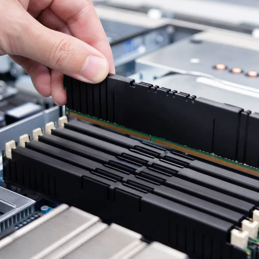 Einbau eines ECC-Server-RAM-Moduls mit Kühlkörper in ein Server-Mainboard